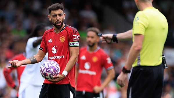 Momen Bruno Fernandes Pelototin Wasit Sebelum Penaltinya Gagal