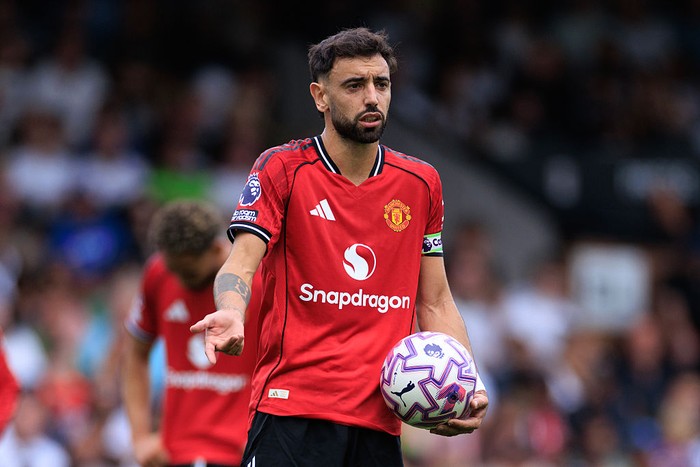LONDON, ENGLAND - AUGUST 24: Bruno Fernandes of Manchester United reacts before missing a penalty during the Premier League match between Fulham and Manchester United at Craven Cottage on August 24, 2025 in London, England. (Photo by Marc Atkins/Getty Images)