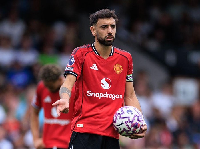 LONDON, ENGLAND - AUGUST 24: Bruno Fernandes of Manchester United reacts before missing a penalty during the Premier League match between Fulham and Manchester United at Craven Cottage on August 24, 2025 in London, England. (Photo by Marc Atkins/Getty Images)