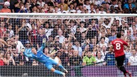 Bola tendangan Fernandes malah melayang ke atas gawang. (Foto: Adam Davy/PA Images via Getty Images)