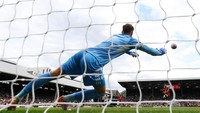 Bola penalti Fernandes melambung tinggi dari gawang Fulham. (Foto: Mike Hewitt/Getty Images)