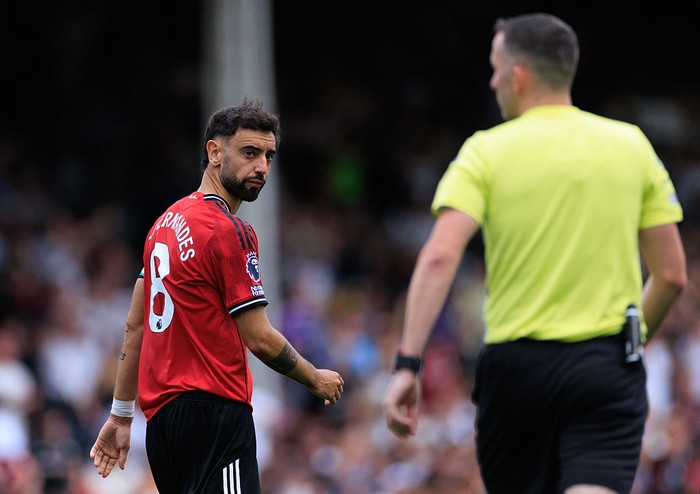 bruno fernandes,manchester united,fulham vs manchester united,liga inggris,premier league,fulham vs man united LONDON, ENGLAND - AUGUST 24: Bruno Fernandes of Manchester United looks back at Referee Chris Kavanagh after missing his penalty during the Premier League match between Fulham and Manchester United at Craven Cottage on August 24, 2025 in London, England. (Photo by Marc Atkins/Getty Images)