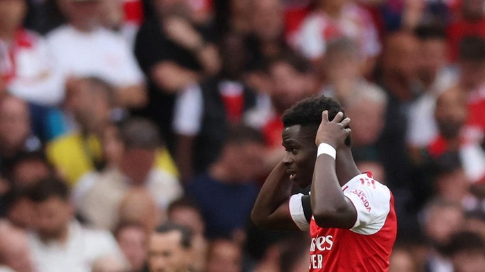 Soccer Football - Premier League - Arsenal v Leeds United - Emirates Stadium, London, Britain - August 23, 2025 Arsenals Bukayo Saka reacts after sustaining an injury REUTERS/David Klein EDITORIAL USE ONLY. NO USE WITH UNAUTHORIZED AUDIO, VIDEO, DATA, FIXTURE LISTS, CLUB/LEAGUE LOGOS OR LIVE SERVICES. ONLINE IN-MATCH USE LIMITED TO 120 IMAGES, NO VIDEO EMULATION. NO USE IN BETTING, GAMES OR SINGLE CLUB/LEAGUE/PLAYER PUBLICATIONS. PLEASE CONTACT YOUR ACCOUNT REPRESENTATIVE FOR FURTHER DETAILS..