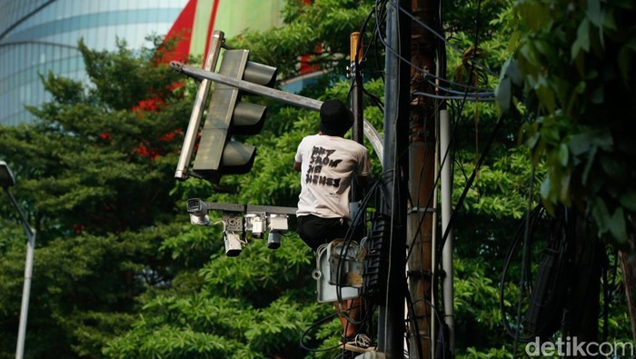 Salah satu peserta aksi merusak CCTV di Kawasan Pejompongan, Jakarta, Senin, (25/8/2025).