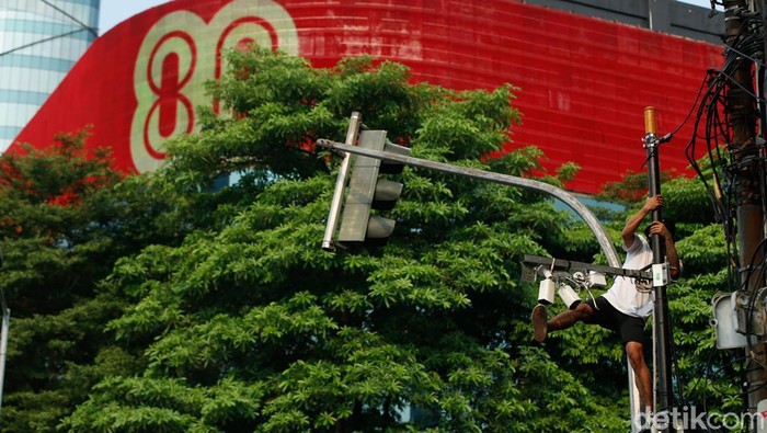 Salah satu peserta aksi merusak CCTV di Kawasan Pejompongan, Jakarta, Senin, (25/8/2025).
