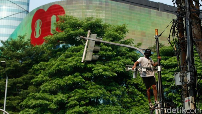 Salah satu peserta aksi merusak CCTV di Kawasan Pejompongan, Jakarta, Senin, (25/8/2025).