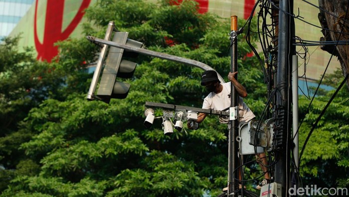 Salah satu peserta aksi merusak CCTV di Kawasan Pejompongan, Jakarta, Senin, (25/8/2025).