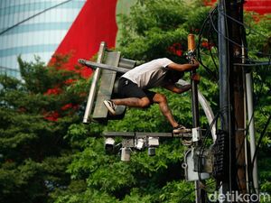 CCTV Dirusak Saat Ricuh Demo di Pejompongan CCTV Dirusak Saat Ricuh Demo di Pejompongan