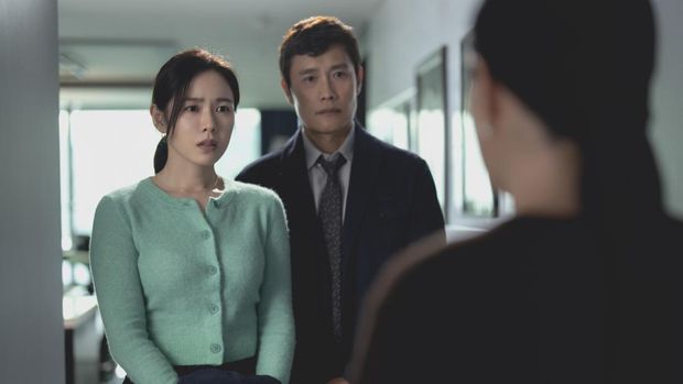 Cuplikan adegan dalam film No Other Choice, yang dibintangi Lee Byung Hun dan Son Ye Jin