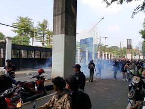Video: Demo Depan DPR Memanas, Massa Disemprot Water Cannon