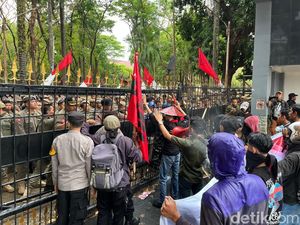 Demo Depan Kantor Gubernur Sulsel Tutup Jalan ke Perintis, Massa Dobrak Pagar