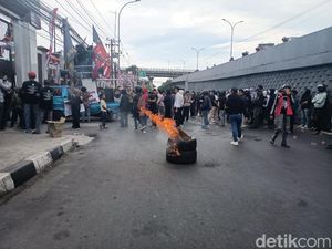 Massa Demo Tutup Jalan Depan Kejati Sulsel di Makassar, Lalin Dialihkan