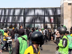 Video: Dapat Info dari Medsos, Massa Ojol Geruduk Gedung DPR Hari Ini