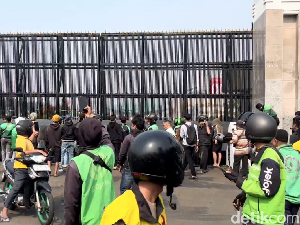 Video: Dapat Info dari Medsos, Massa Ojol Geruduk Gedung DPR Hari Ini Video: Dapat Info dari Medsos, Massa Ojol Geruduk Gedung DPR Hari Ini