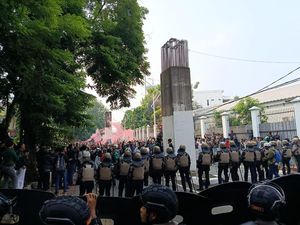 Massa Demo 25 Agustus Terus Berdatangan ke Belakang DPR dari 2 Penjuru