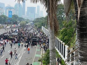 Massa Demo 25 Agustus Depan DPR Memanas, Didorong Menjauh ke Arah Semanggi