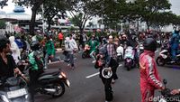 Dipukul Mundur Polisi, Massa Demo Berlarian di Depan TVRI