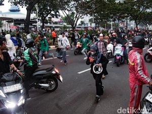 Dipukul Mundur Polisi, Massa Demo Berlarian di Depan TVRI