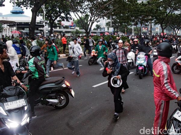 Dipukul Mundur Polisi, Massa Demo Berlarian di Depan TVRI
