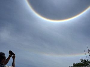 Indahnya Fenomena Halo yang Hiasi Langit Batam di Siang Hari Indahnya Fenomena Halo yang Hiasi Langit Batam di Siang Hari