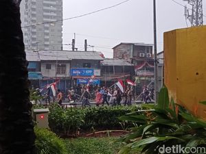 Diguyur Hujan, Massa Pelajar Demo 25 Agustus Masih Bertahan di Pejompongan