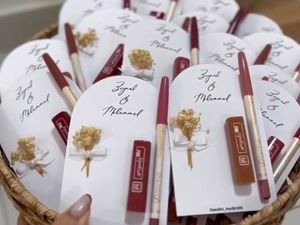 Ide Souvenir Pernikahan Viral, Lipstik & Pensil Alis Bikin Wanita Auto Happy Ide Souvenir Pernikahan Viral, Lipstik & Pensil Alis Bikin Wanita Auto Happy