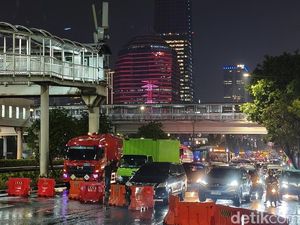 Jalan Arah ke DPR Ditutup dari Depan Polda Imbas Demo, Jl Sudirman Macet