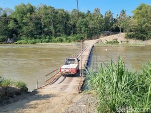 Jembatan Apung Bantul-Kulon Progo Tetap Beroperasi Meski BBWSSO Nilai Bahaya Jembatan Apung Bantul-Kulon Progo Tetap Beroperasi Meski BBWSSO Nilai Bahaya