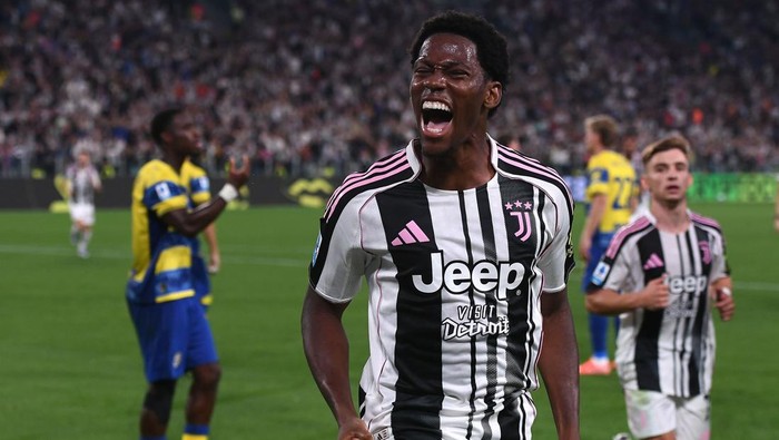 TURIN, ITALY - AUGUST 24: Jonathan David of Juvents celebrates after scoring the opening goal during the Serie A match between Juventus FC and Parma Calcio 1913 at  on August 24, 2025 in Turin, Italy. (Photo by Alessandro Sabattini/Getty Images)