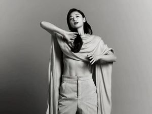 Body Goals! Intip 6 Gaya Jun Ji Hyun Pamer Sixpack, Tak Disangka Ibu 2 Anak