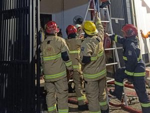 Rumah di Sukomanunggal Surabaya Terbakar Diduga Korsleting Listrik Rumah di Sukomanunggal Surabaya Terbakar Diduga Korsleting Listrik