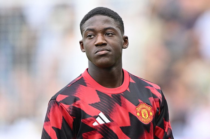 LONDON, ENGLAND - AUGUST 24: Kobbie Mainoo of Manchester United looks on ahead of  the Premier League match between Fulham and Manchester United at Craven Cottage on August 24, 2025 in London, England. (Photo by Mike Hewitt/Getty Images)