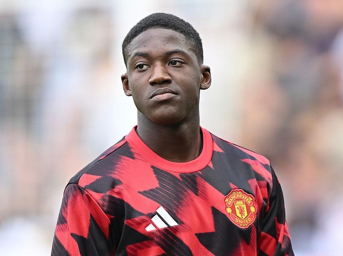 LONDON, ENGLAND - AUGUST 24: Kobbie Mainoo of Manchester United looks on ahead of  the Premier League match between Fulham and Manchester United at Craven Cottage on August 24, 2025 in London, England. (Photo by Mike Hewitt/Getty Images)
