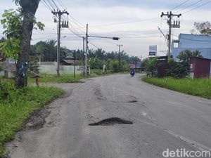 Warga Ngeluh Jalan Umar Baki Binjai Penuh Lubang dan Bergelombang Warga Ngeluh Jalan Umar Baki Binjai Penuh Lubang dan Bergelombang