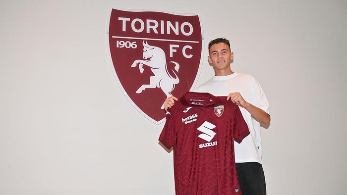 TURIN, ITALY - AUGUST 21:  Kristjan Asllani of Torino FC during the Torino FC Unveil New Signing Kristjan Asllani on August 21, 2025 in Turin, Italy. (Photo by Stefano Guidi - Torino FC/Torino FC 1906 via Getty Images)