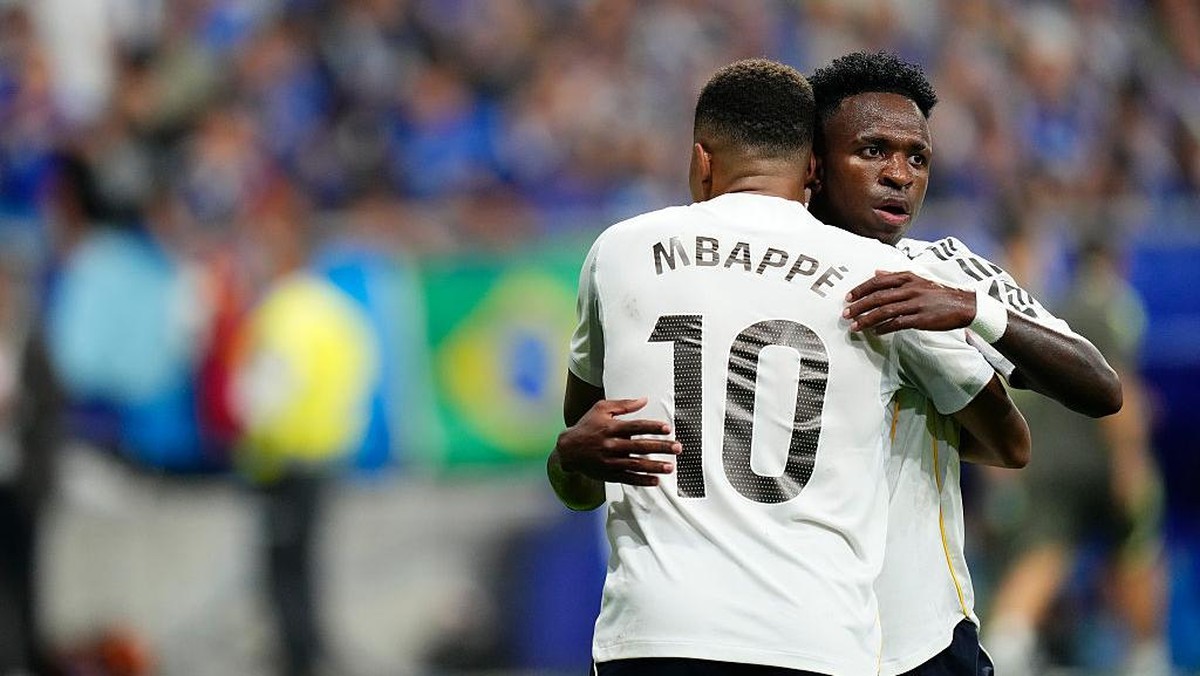 Mbappe merayakan gol keduanya yang tercipta berkat asis dari Vinicius (kanan). Foto: NurPhoto via Getty Images/NurPhoto