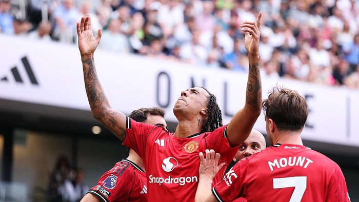 LONDON, ENGLAND - AUGUST 24: Leny Yoro of Manchester United celebrates his teams first goal, an own goal by Rodigo Muniz of Fulham (not pictured), during the Premier League match between Fulham and Manchester United at Craven Cottage on August 24, 2025 in London, England. (Photo by Justin Setterfield/Getty Images)