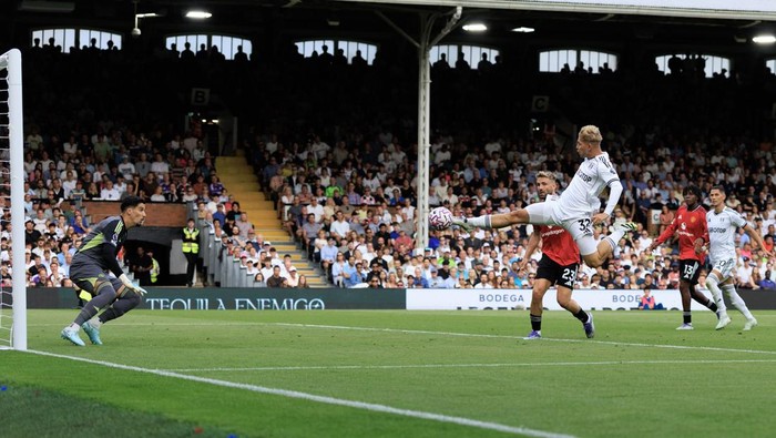 LONDON, ENGLAND - AUGUST 24:  Emile Smith Rowe of Fulham scores the equalising goal during the Premier League match between Fulham and Manchester United at Craven Cottage on August 24, 2025 in London, England. (Photo by Marc Atkins/Getty Images)