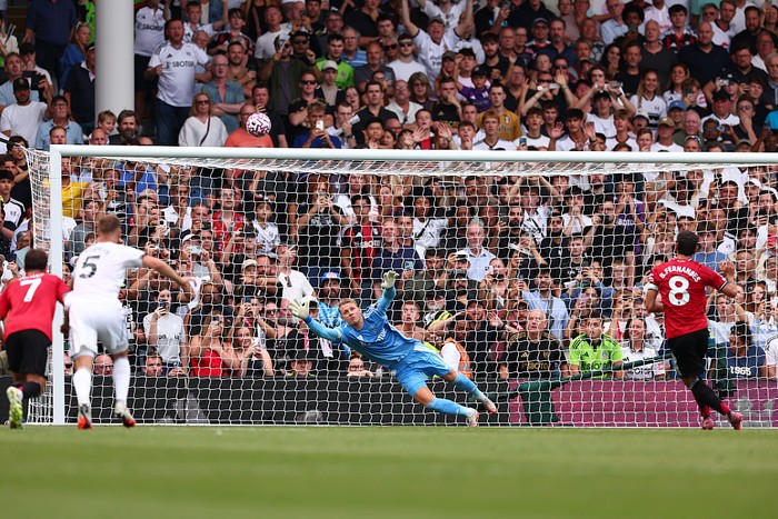 Liga Inggris LONDON, ENGLAND - AUGUST 24: Bruno Fernandes of Manchester Utd penalty goes over the cross bar during the Premier League match between Fulham and Manchester United at Craven Cottage on August 24, 2025 in London, England. (Photo by Shaun Brooks - CameraSport via Getty Images)