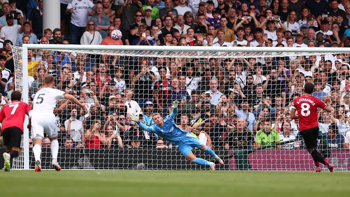 Tembakan penalti Bruno Fernandes gagal berbuah gol. Foto: CameraSport via Getty Images/Shaun Brooks - CameraSport