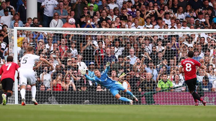 LONDON, ENGLAND - AUGUST 24: Bruno Fernandes of Manchester Utd penalty goes over the cross bar during the Premier League match between Fulham and Manchester United at Craven Cottage on August 24, 2025 in London, England. (Photo by Shaun Brooks - CameraSport via Getty Images)