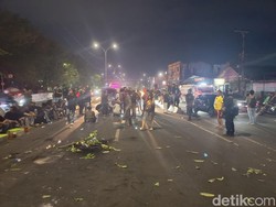 Massa Demo Masih Tutup Jalan Depan Kantor DPRD Sulsel Malam Ini