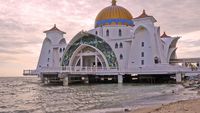 7 Masjid dengan View Laut yang Cantik dengan Bangunan Unik