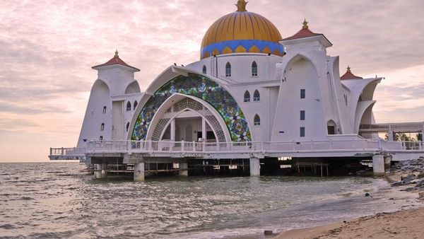 7 Masjid dengan View Laut yang Cantik dengan Bangunan Unik