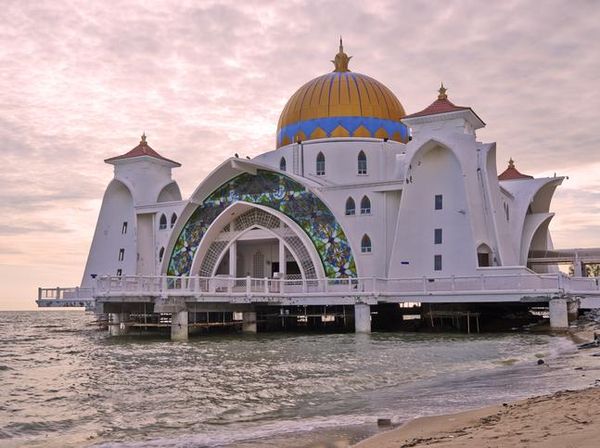 7 Masjid dengan View Laut yang Cantik dengan Bangunan Unik