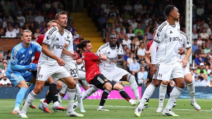 mason mount calvin bassey fulham vs manchester united fulham vs man united LONDON, ENGLAND - AUGUST 24: Calvin Bassey of Fulham fouls Mason Mount of Manchester United resulting of a penalty during the Premier League match between Fulham and Manchester United at Craven Cottage on August 24, 2025 in London, England. (Photo by Marc Atkins/Getty Images)