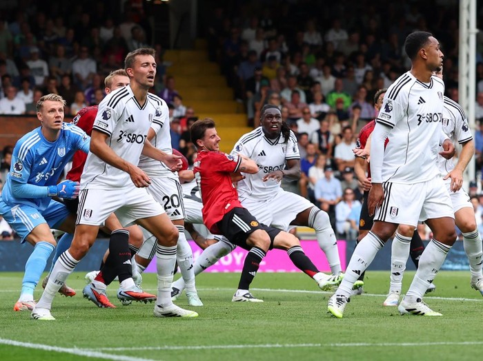 LONDON, ENGLAND - AUGUST 24: Calvin Bassey of Fulham fouls Mason Mount of Manchester United resulting of a penalty during the Premier League match between Fulham and Manchester United at Craven Cottage on August 24, 2025 in London, England. (Photo by Marc Atkins/Getty Images)