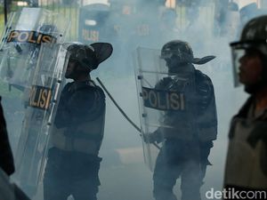 Video: Momen Polisi Pukul Mundur Massa ke Arah Stasiun Palmerah