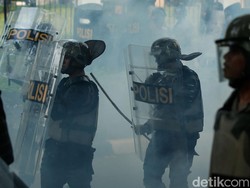 Video: Momen Polisi Pukul Mundur Massa ke Arah Stasiun Palmerah