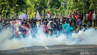 Massa Aksi Demo DPR dan Polisi Saring Serang di Pejompongan